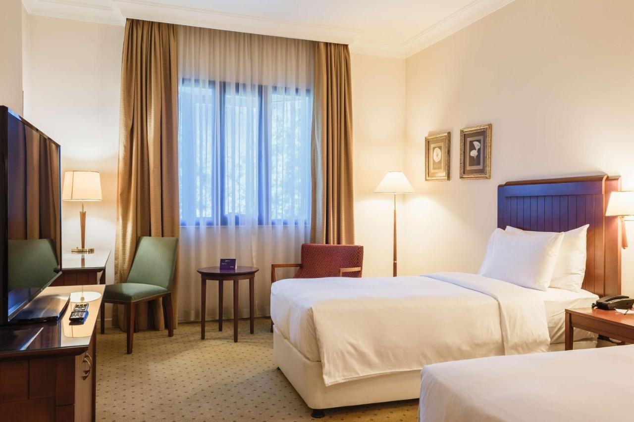 Room tashkent. Radisson Blu Ташкент. Отель Радиссон в Ташкенте. Radisson Blu Tashkent бассейн. Ташкент гостиница Рэдиссон САС.